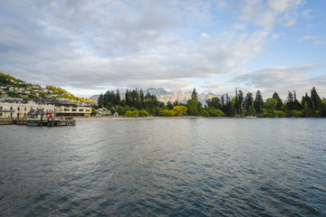 Fototapeta premium Landscape of lake with beautiful mountain as the background at Queenstown in New Zealand