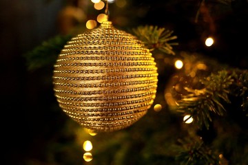 złota bombka i światełka na czarnym tle  © sandrqa