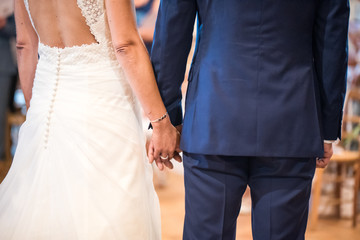 Mains des mariés, bague au doigt, alliances