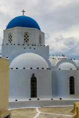 Fototapeta na wymiar Kirche in Pyrgos auf Santorini in Griechenland