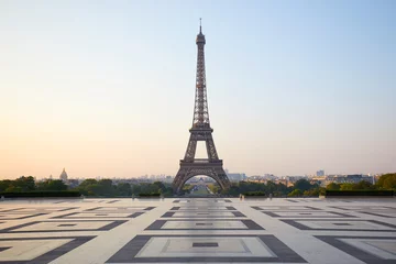Selbstklebende Fototapete Eiffelturm Eiffelturm, leerer Trocadero, niemand an einem klaren Sommermorgen in Paris, Frankreich