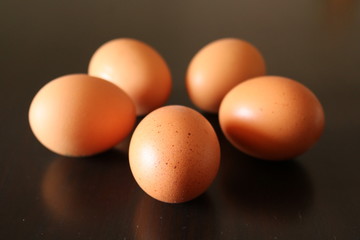 Primo piano di una composizione di cinque uova, sfondo nero