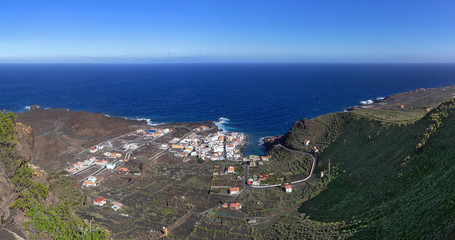 El Hierro - Panorama Blick auf Tamaduste, rechts der Flughafen der kleinsten Kanarischen Insel