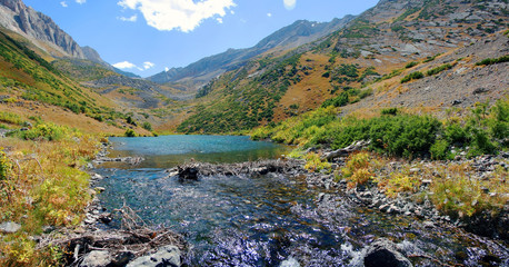 Alpine turquoise lake in autumn on a sunny day © ROMAN_P