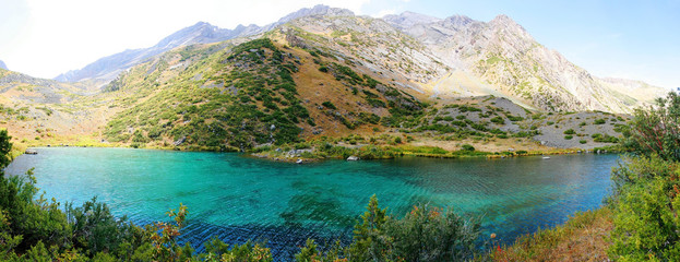 Alpine turquoise lake in autumn on a sunny day © ROMAN_P