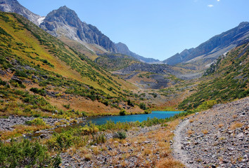 Fototapeta na wymiar Alpine turquoise lake in autumn on a sunny day