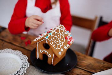 Kids make gingerbread house.