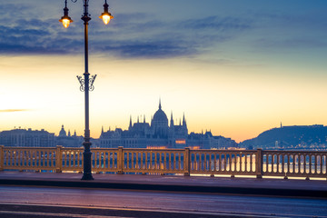 Fototapeta na wymiar Hungarian Parliament early morning view from the bridge 