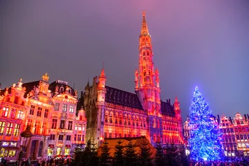 Fotobehang Kerstverlichting op de Grote Markt met een enorme kerstboom in BRUSSEL, BELGI. 16-12-2018 © vlamus