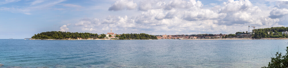 Fototapeta na wymiar Beautiful bay near Rovinj, clear water and stony beach, Croatia, Panorama