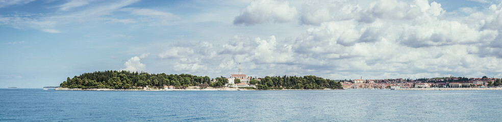 Fototapeta na wymiar Beautiful bay near Rovinj, clear water and stony beach, Croatia, Panorama