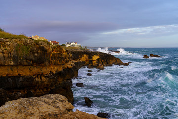 Fototapeta premium Cascais mit seiner spektakulären Küste am Atlantik in der Nähe von Lissabon, Portugal
