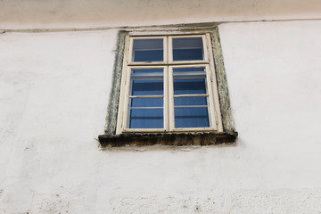 Fototapeta na wymiar Blue sky reflecting on window of white house