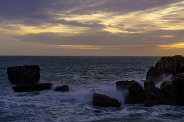 Fototapeta na wymiar Cascais mit seiner spektakulären Küste am Atlantik in der Nähe von Lissabon, Portugal