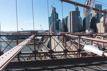 Obraz premium urban scene of manhattan from brooklyn bridge in new york, usa