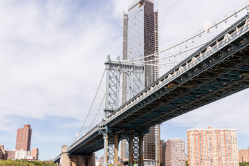 Obraz premium urban scene with brooklyn bridge and manhattan in new york, usa