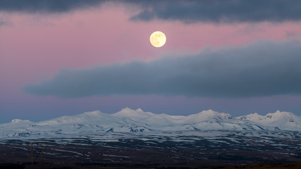 Mondaufgang bei Sonnenuntergang über den Bergen von Island