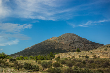 Obraz premium lonely mountain scenic landscape and destroyed ancient Greece city ruin tourist sightseeing concept shot