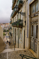 Naklejka na ściany i meble Gassen im Lissaboner Stadtteil Mouraria, Lissabon, Portugal