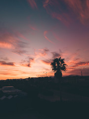 Bellissimo cielo al tramonto infuocato con nuvole arancione e rosso in riva all'oceano calmo. Vista aerea
