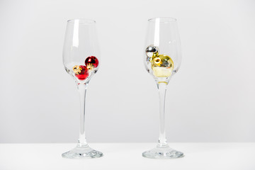 two wine glasses with a garland on a table