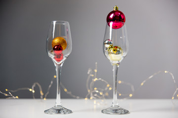 two wine glasses with a garland on a table