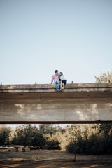 Obraz premium Pareja enamorada en el puente 