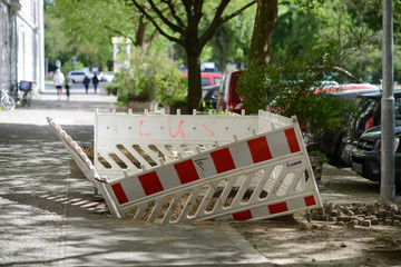 Straßen Ansicht Fuß- und Radweg Absperrung im Frühling in Berlin im Kollwitzkiez: Dauerbaustelle...