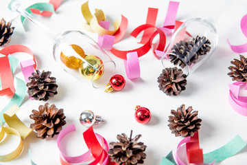 two wine glasses with a garland on a table