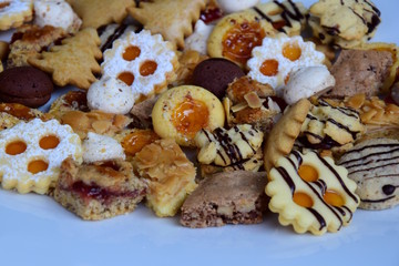 Weihnachtskekse, Weihnachtsplätzchen, Plätzchenteller, bunte Mischung