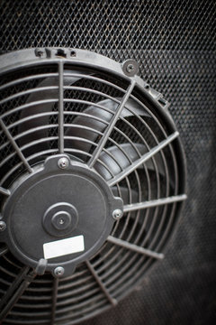 Engine cooling fan of a bus
