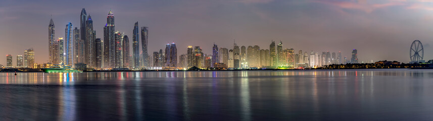 Obraz premium Iluminująca, nowożytna linia horyzontu Dubaj Marina w wieczór po zmierzchu