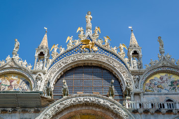 Fototapeta na wymiar Decorated historic facade at the Piazza San Marco