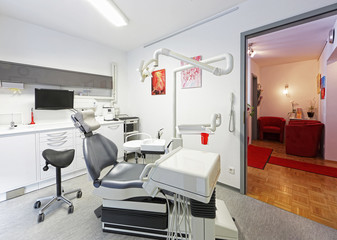 Zahnarzt Beandlungsraum mit Wartebereich