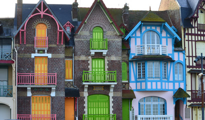 façades d'immeubles colorés art déco et art nouveau sur le front de mer de Mers-Les-Bains en...