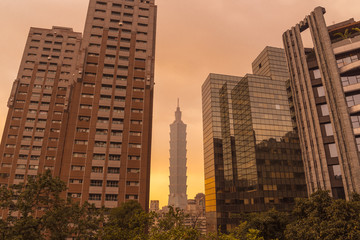 Obraz premium Sylwetka miasta na tle nieba na zachód słońca