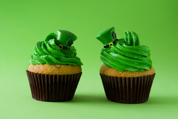 Fototapeta na wymiar St. Patrick's Day cupcake on green background