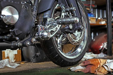 Obraz premium Cropped close up shot of beautiful and custom made motorcycle in the workshop