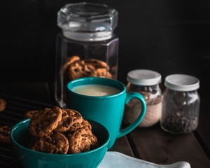  Galletas con chips de chocolate y leche fondo de madera dark food vista de frente 