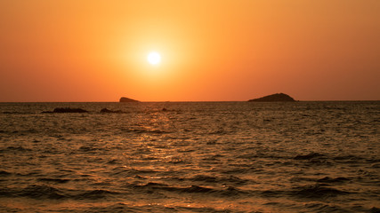 Coucher de soleil sur la mere geee