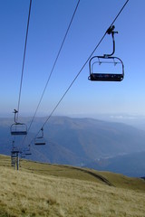 télésièges sur la montagne en fin d'été