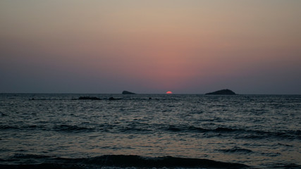 Fototapeta na wymiar Coucher de soleil sur la mer Egee