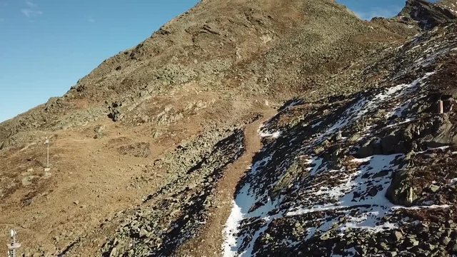 Drohnenflug zum Berggipfel