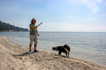 St&ouml;ckchen werfen mit Hund am Strand