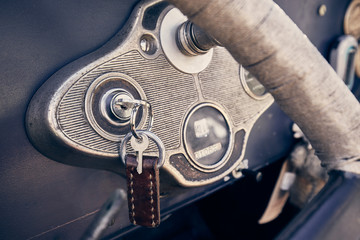 Autoschlüssel im Zündschloss eines Oldtimers