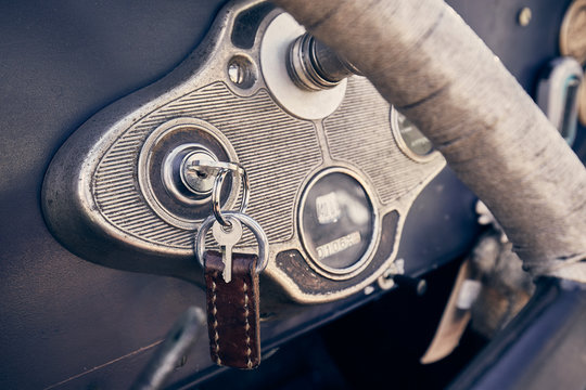 Autoschl&uuml;ssel im Z&uuml;ndschloss eines Oldtimers