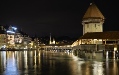 Fototapeta na wymiar Luzern Kapellbrücke bei Nacht