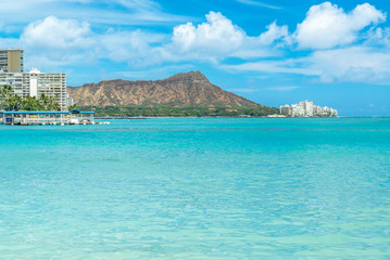 ダイヤモンドヘッドが見えるハワイの海の風景