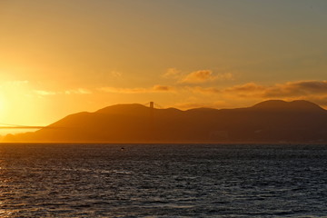 Fototapeta na wymiar San Franzisko mit Golden Gate bei Sonnenuntergang
