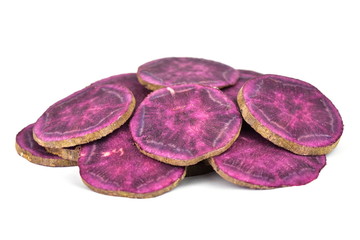 Obraz na płótnie Canvas Purple sweet potato in slices (Dioscorea alata)